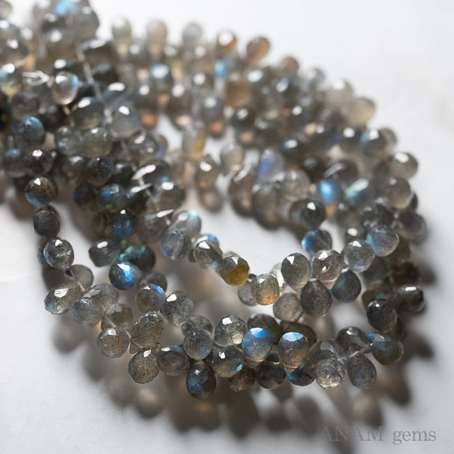 ラブラドライト ドロップカット|青を秘めた静かな光