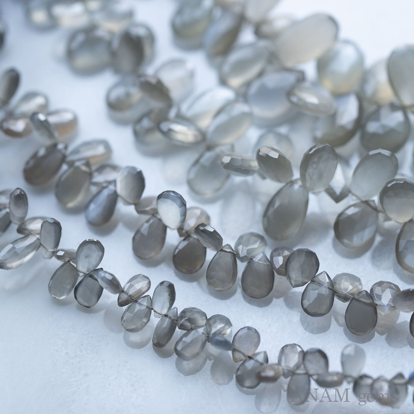 セイロンムーンストーン ペアシェイプビーズ|透け感に白い光をたたえる、静謐な雫