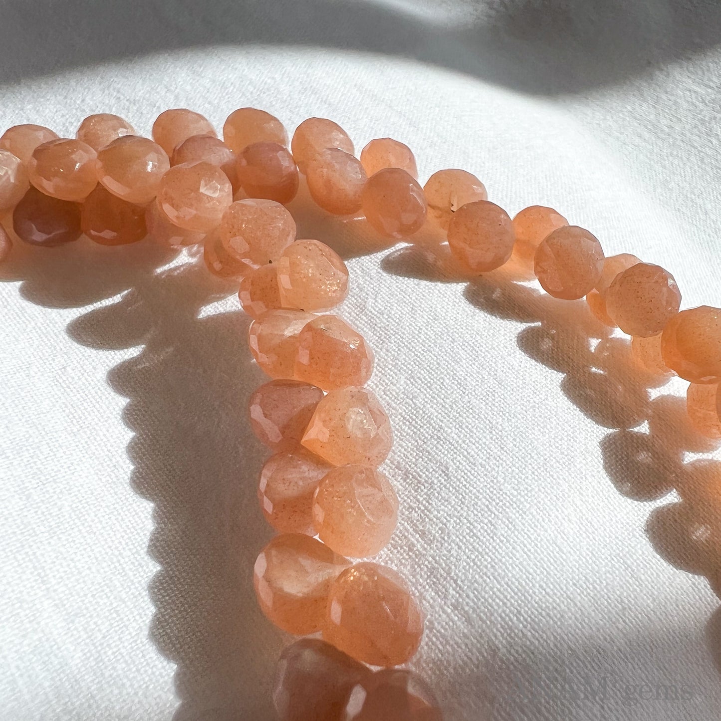 복숭아 Moonstone 양파 컷 구슬을 잘라냅니다