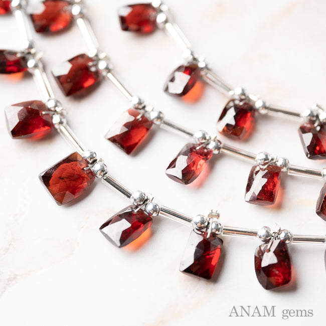 モザンビーク産のガーネット レクタングル フェイス穴