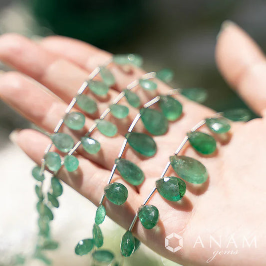 ANAM gemsで取り扱っていたブラジル産エメラルドのビーズ。やや柔らかさのあるグリーンで、日常使いしやすいペアカットの天然石。