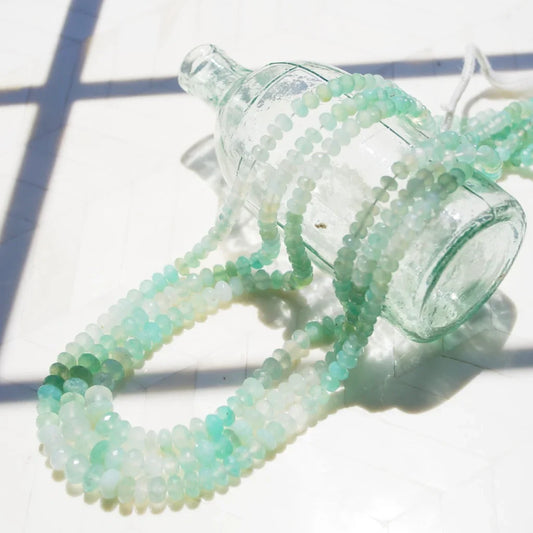 ANAM gemsで取り扱っていたアクアプレーズのビーズ。淡い水色が特徴のスムース ペアシェイプで、粒ごとにやさしい色の表情が見られる。
