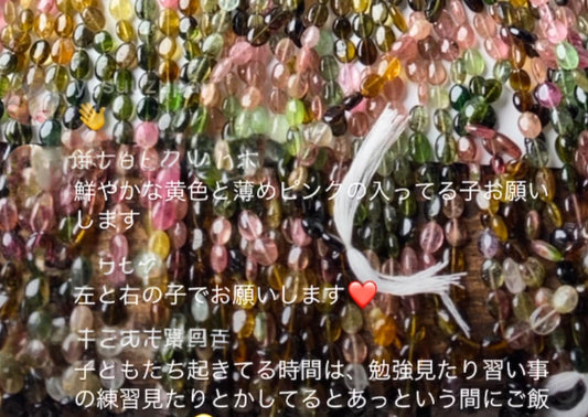 アンティークの板に並べた天然石ビーズ｜ANAM gems初期のインスタライブ