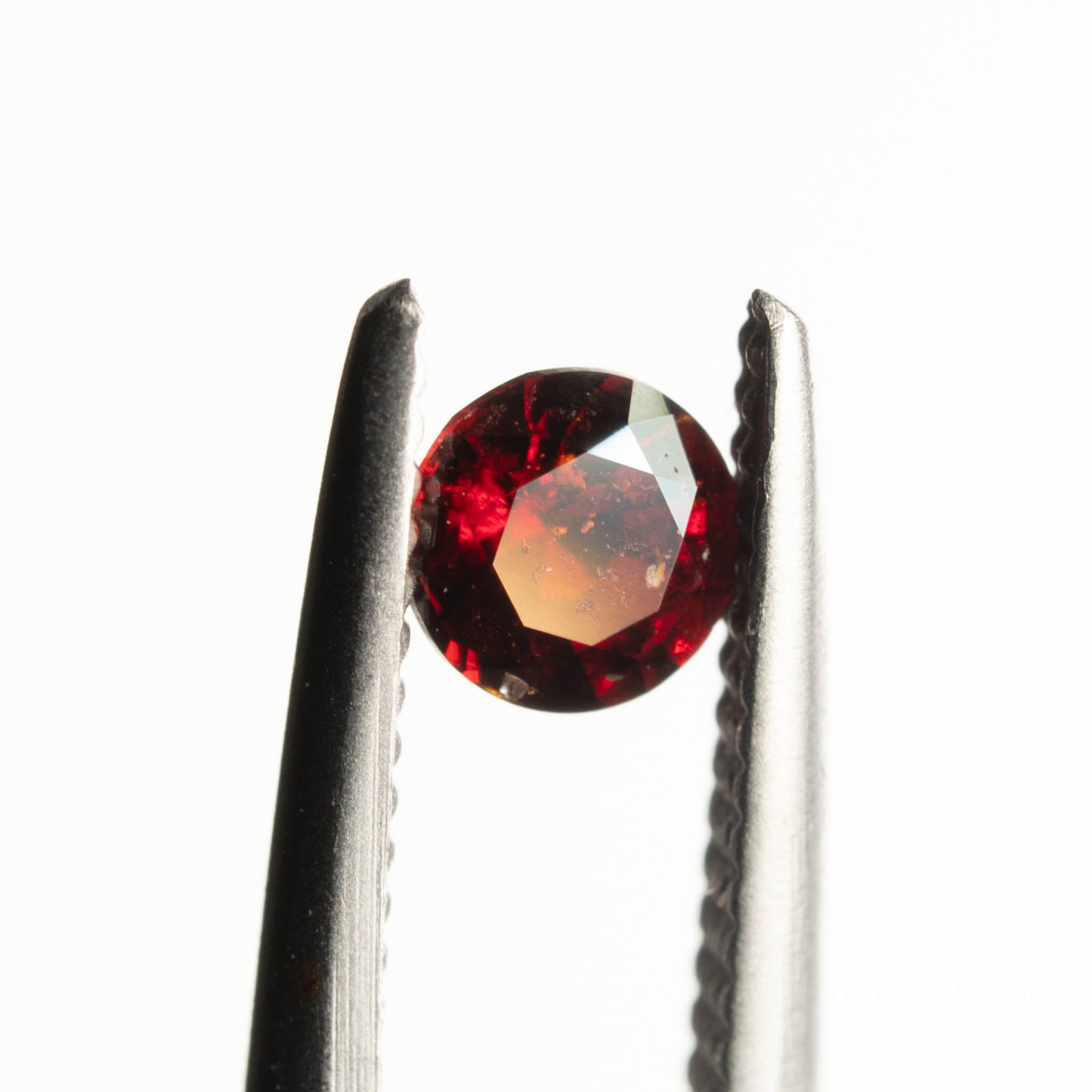 【バダフシャン州産】クリノヒューマイト（Clinohumite）0.14ct 3.2mm RD
