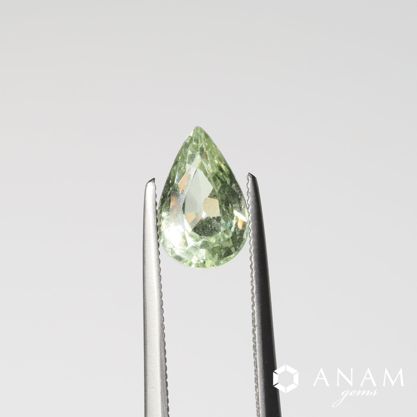 タンザニア産 UVカラーチェンジガーネット Tanzanian UV Color-Change Garnet / ミントグリーンカラー 1.51ct