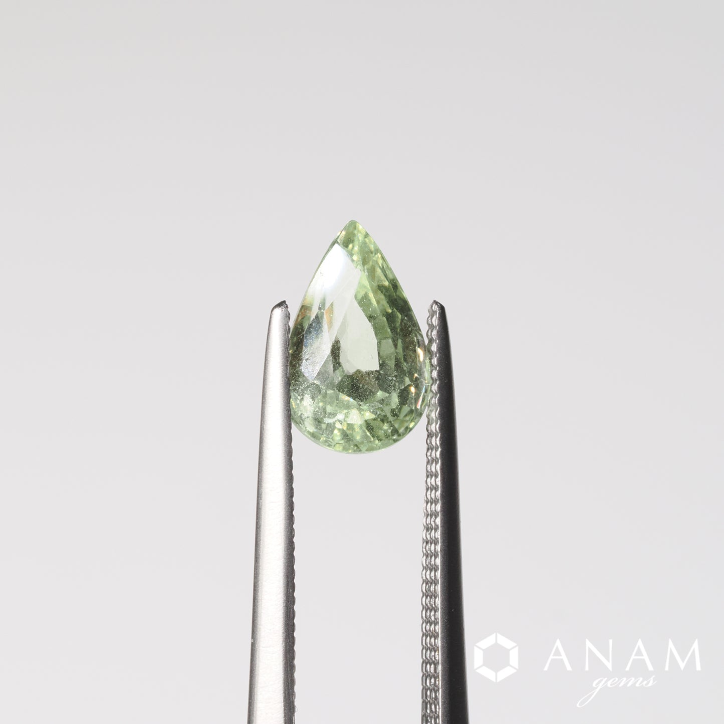 タンザニア産 UVカラーチェンジガーネット Tanzanian UV Color-Change Garnet / ミントグリーンカラー 1.51ct