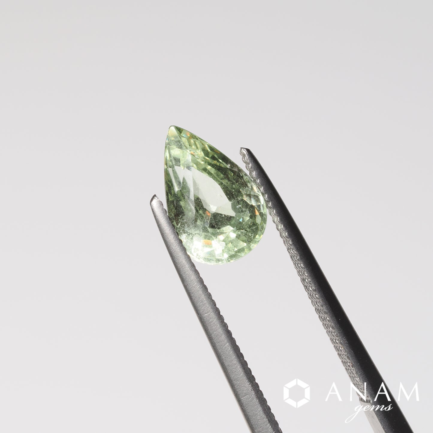 タンザニア産 UVカラーチェンジガーネット Tanzanian UV Color-Change Garnet / ミントグリーンカラー 1.51ct