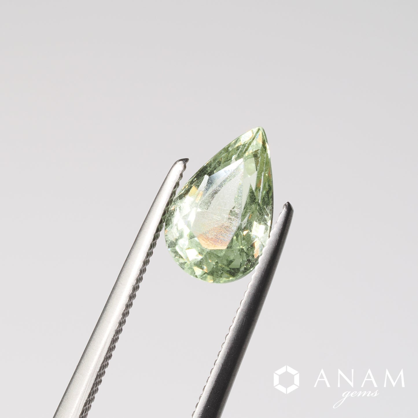 タンザニア産 UVカラーチェンジガーネット Tanzanian UV Color-Change Garnet / ミントグリーンカラー 1.51ct