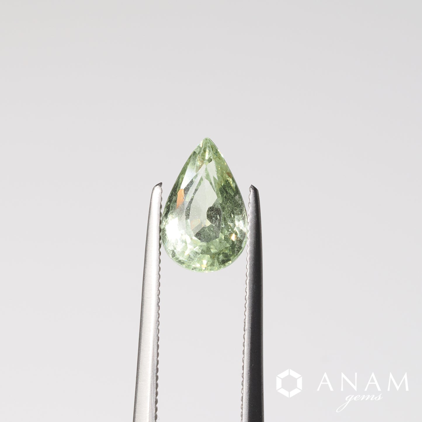 タンザニア産 UVカラーチェンジガーネット Tanzanian UV Color-Change Garnet / ミントグリーンカラー 1.51ct