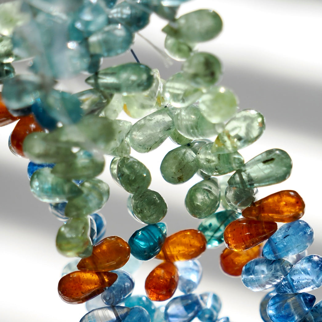 マルチカラー カイヤナイト スムースドロップ ビーズ‖ANAM gems