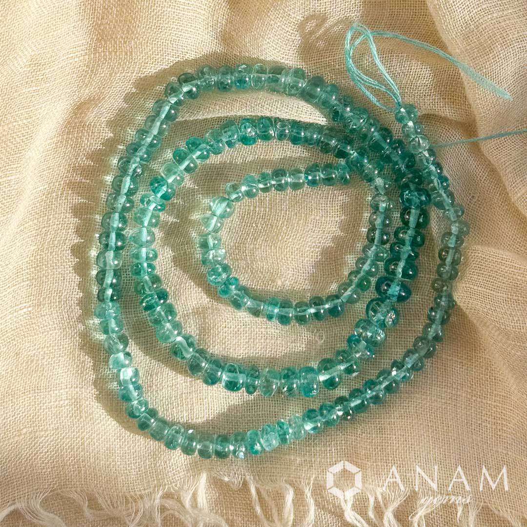 アパタイト プレーンボタン｜まなざしを引き寄せる、青のきらめき【ビーズfriend掲載】