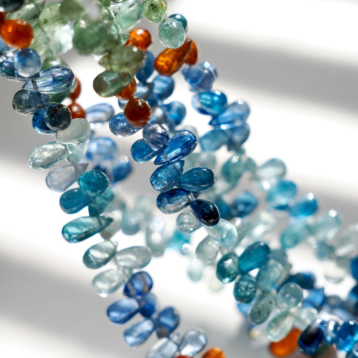 マルチカラー カイヤナイト スムースドロップ ビーズ