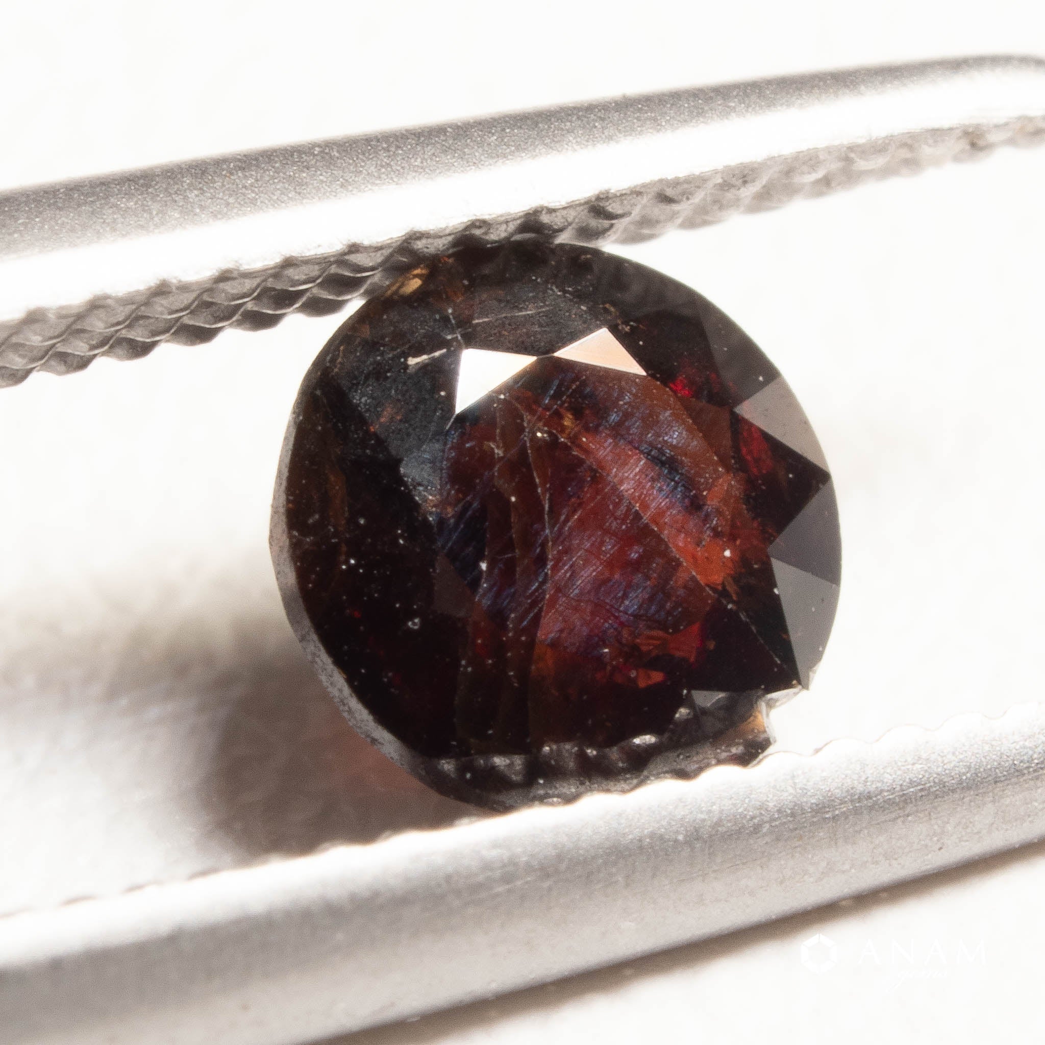 ペイナイト（Painite）0.36ct ミャンマー産 4mmラウンドカット｜彩珠