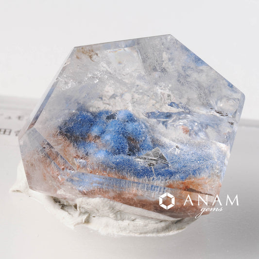 デュモルチェライトインクォーツ ルース – 芝生の中にクォーツのピラミッド –