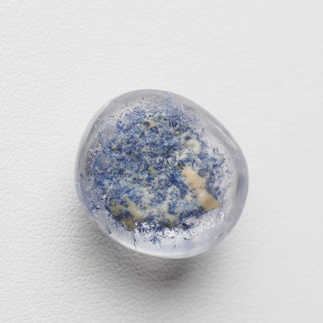 デュモルチェライトインクォーツ ルース –透明感と針が美しいマスターピース