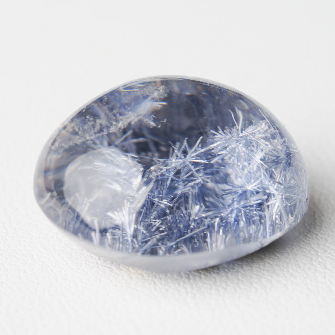 デュモルチェライトインクォーツ ルース –透明感と針が美しいマスターピース