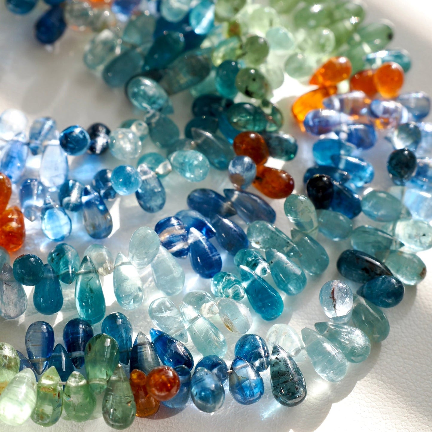 マルチカラー カイヤナイト スムースドロップ ビーズ