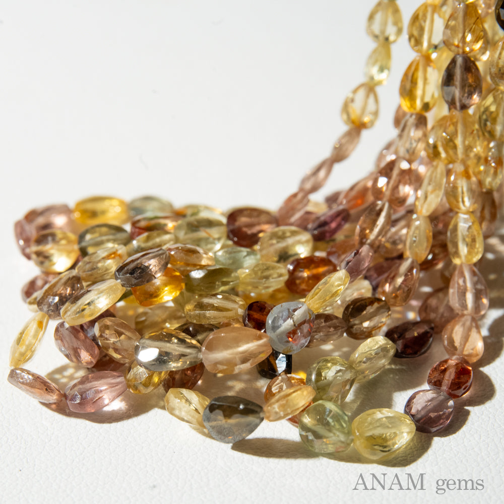 マルチカラージルコン 縦穴ペアシェイプ【2025香港仕入れ】｜グリーン・レッド・イエローの煌めき