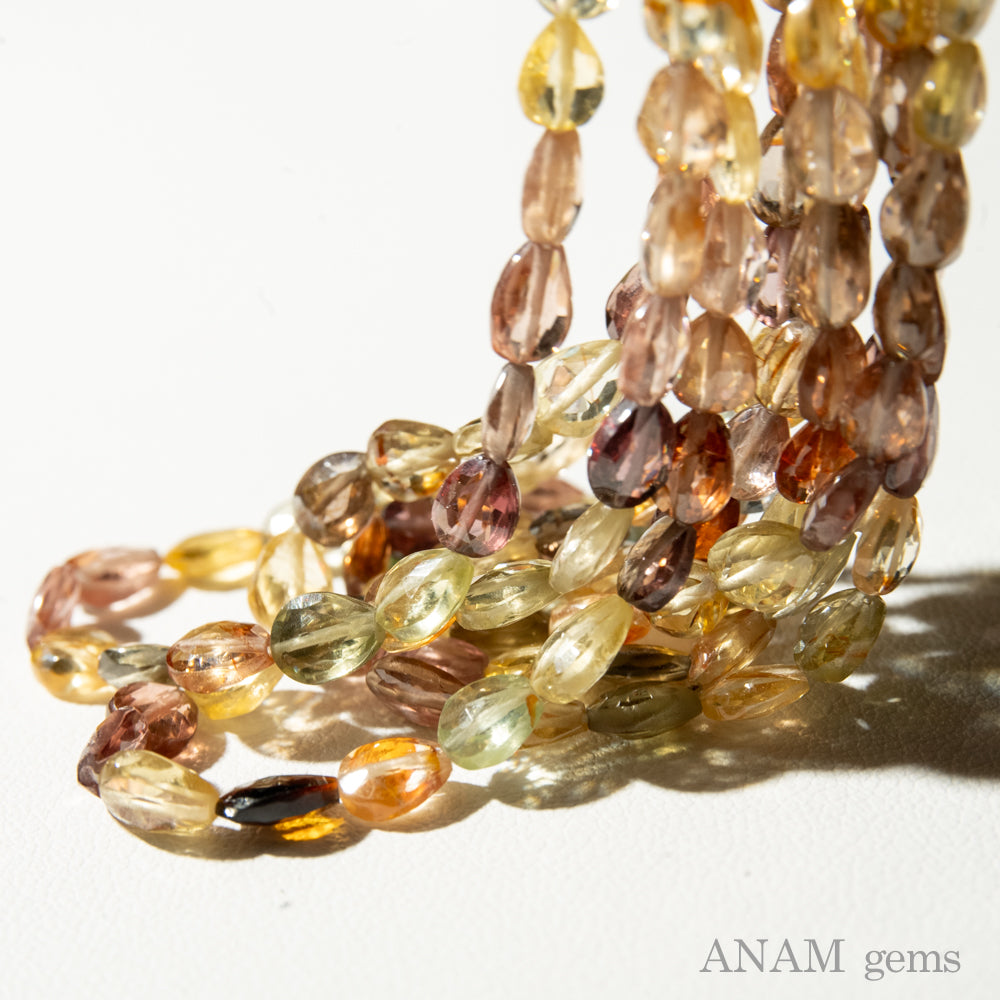 マルチカラージルコン 縦穴ペアシェイプ【2025香港仕入れ】｜グリーン・レッド・イエローの煌めき