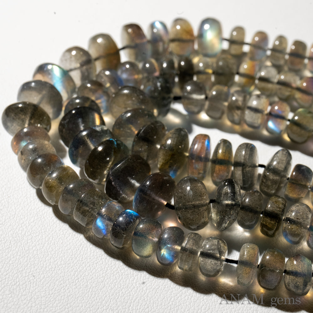 ラブラドライト スムース ロンデル｜光の揺らぎと奥行きを映すグレーの石