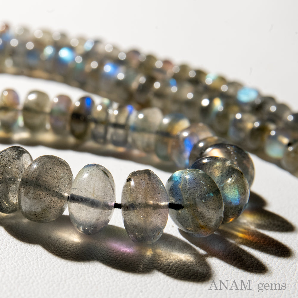 ラブラドライト スムース ロンデル｜光の揺らぎと奥行きを映すグレーの石