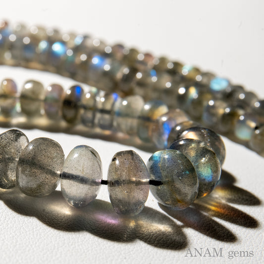 ラブラドライト スムース ロンデル｜光の揺らぎと奥行きを映すグレーの石