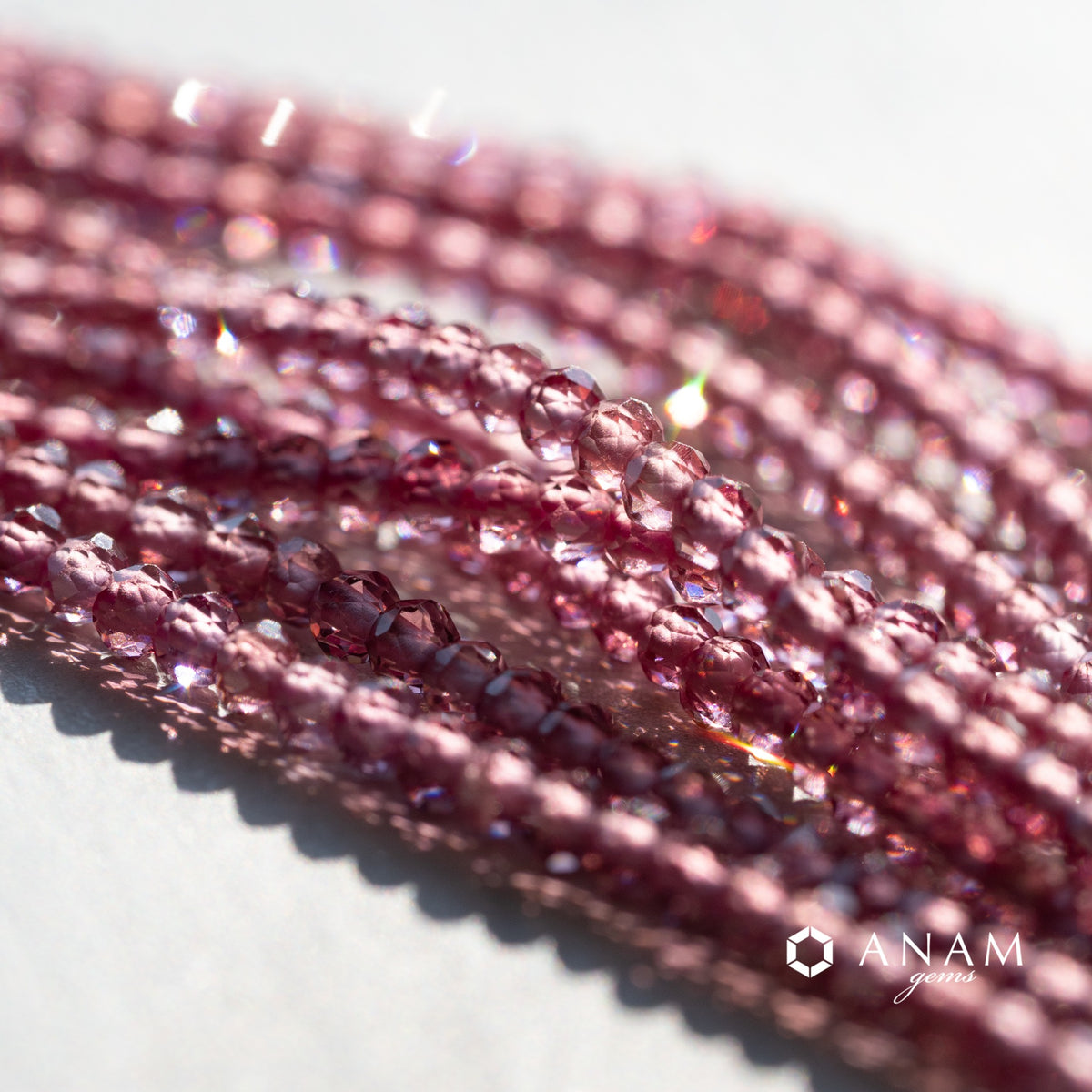 ロードライトガーネット 2mm ボールカット 粒の透明感とカット
